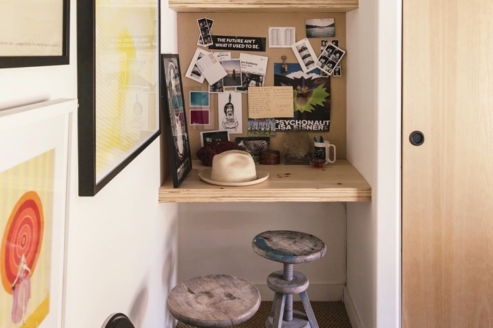 exemple comment construire un bureau avec étagère en bois dans un petit espace limité dans le couloir blanc