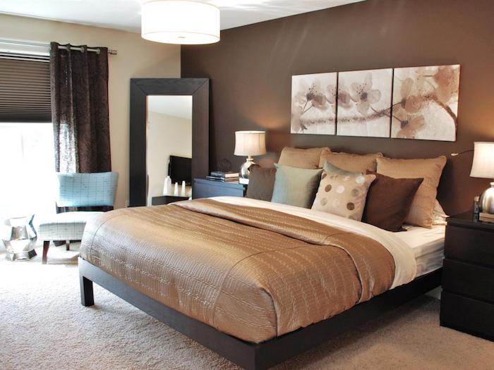 Chambre à coucher beige et brune, lit double, peinture triptyque, peindre une chambre en deux couleurs, peindre un mur bicolore