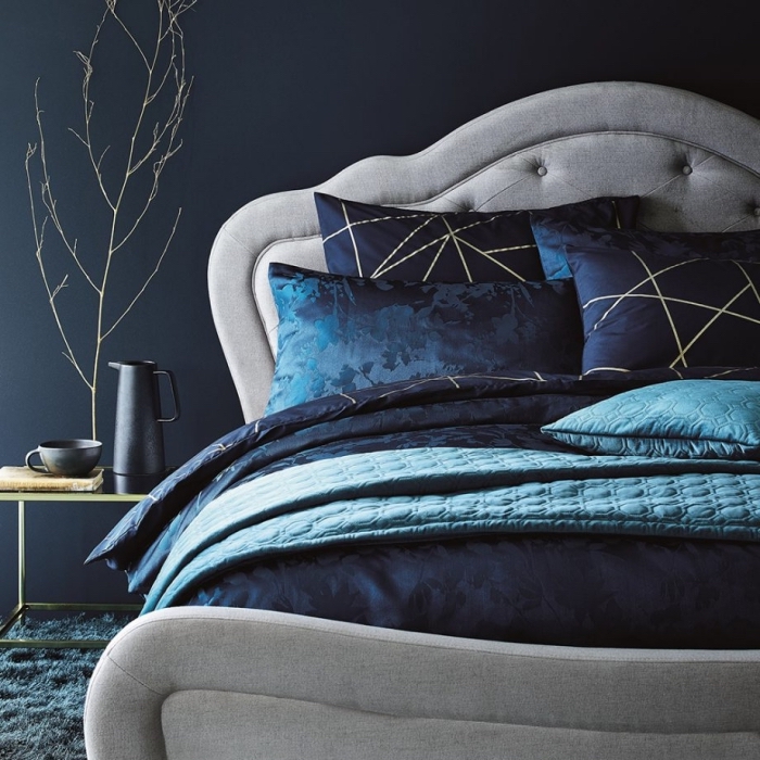 idée peinture chambre moderne de nuance bleu minuit, décoration chambre bleu et gris avec accents noir mat