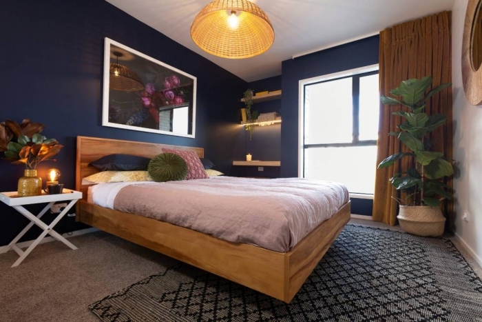 deco chambre bleu nuit avec accents en bois, aménagement chambre moderne aux murs sombres avec meubles en bois