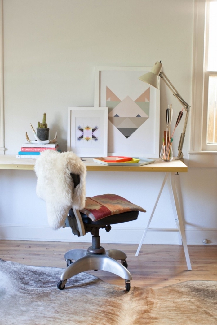 plan de travail bureau en bois avec pieds en métal blanc, déco coin de travail féminin avec meubles bois et accents bohème chic
