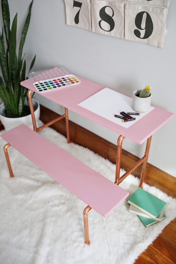 idee bureau pour chambre fille à réaliser avec planche bois peinte en rose et pieds en métal repeints en cuivre