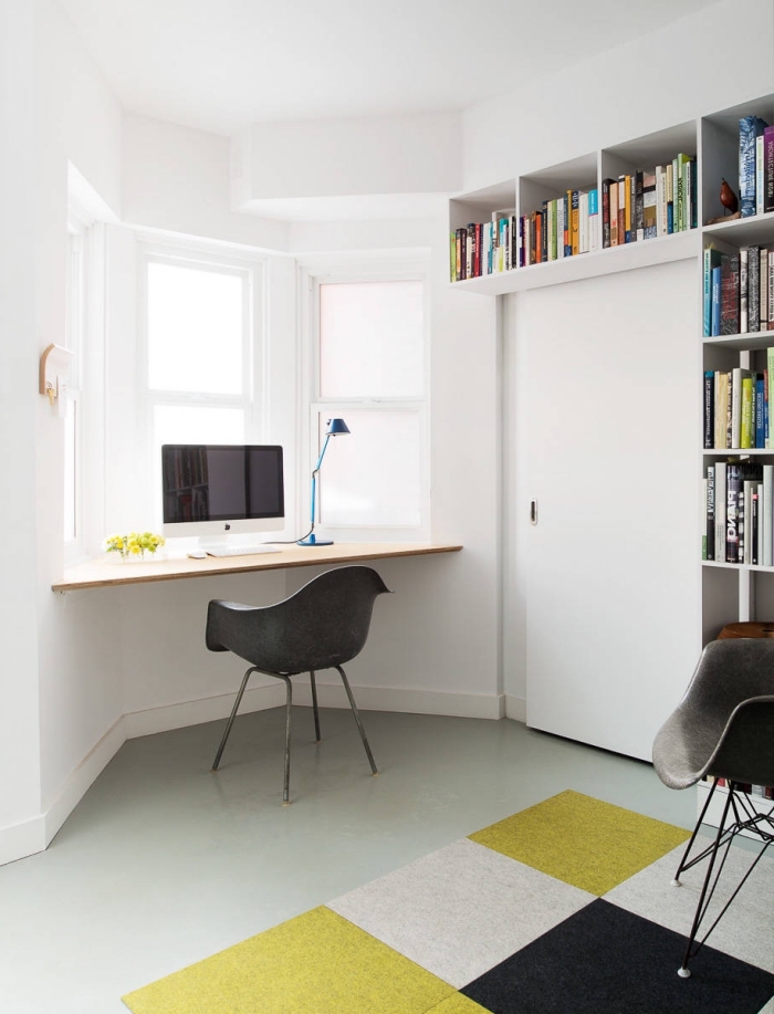 exemple comment exploiter un espace limité avec un bureau suspendu DIY en bois, déco petite chambre blanche