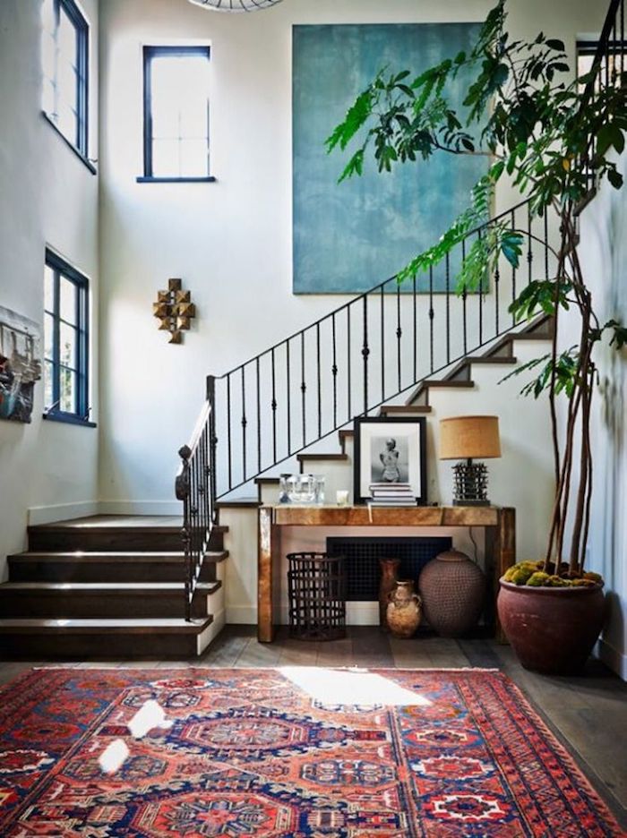 Peinture abstraite déco murale de l'escalier, peindre un mur en deux couleurs, déco peinture chambre adulte, tapis oriental, géant plante verte