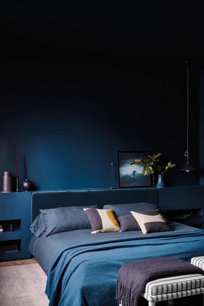 quelle couleur peinture chambre tendance 2019, design intérieur contemporain dans une chambre bleu foncé avec accents violet foncé