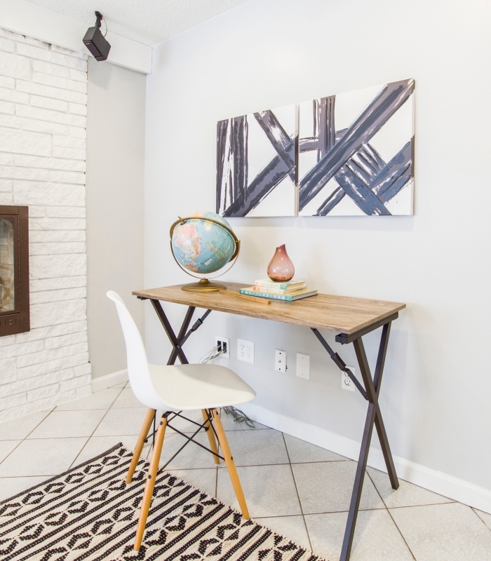 comment décorer un coin de travail à domicile avec diy bureau, modèle de meuble diy en planche de bois et pieds métal