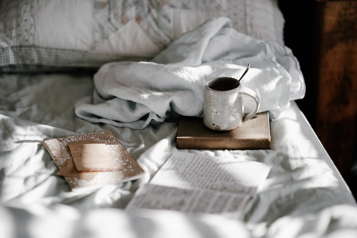 Mythes sur le matelas démystifiés, tasse à café au lit, idée comment créer un coin confortable
