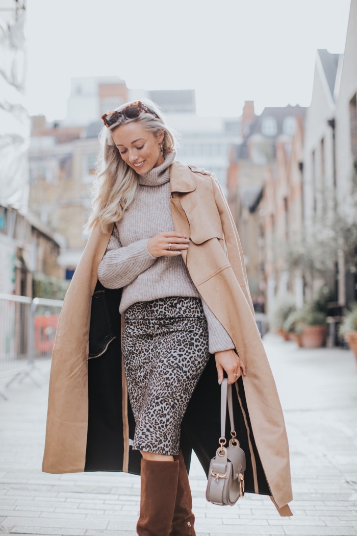 style vestimentaire femme élégant au travail en jupe longueur genoux à design léopard combiné avec pull cachemire femme