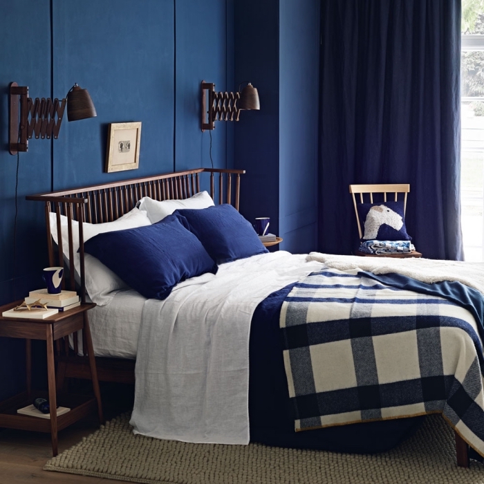 couleur chambre parentale tendance 2019, exemple de chambre aux murs bleu minuit avec meubles en bois foncé