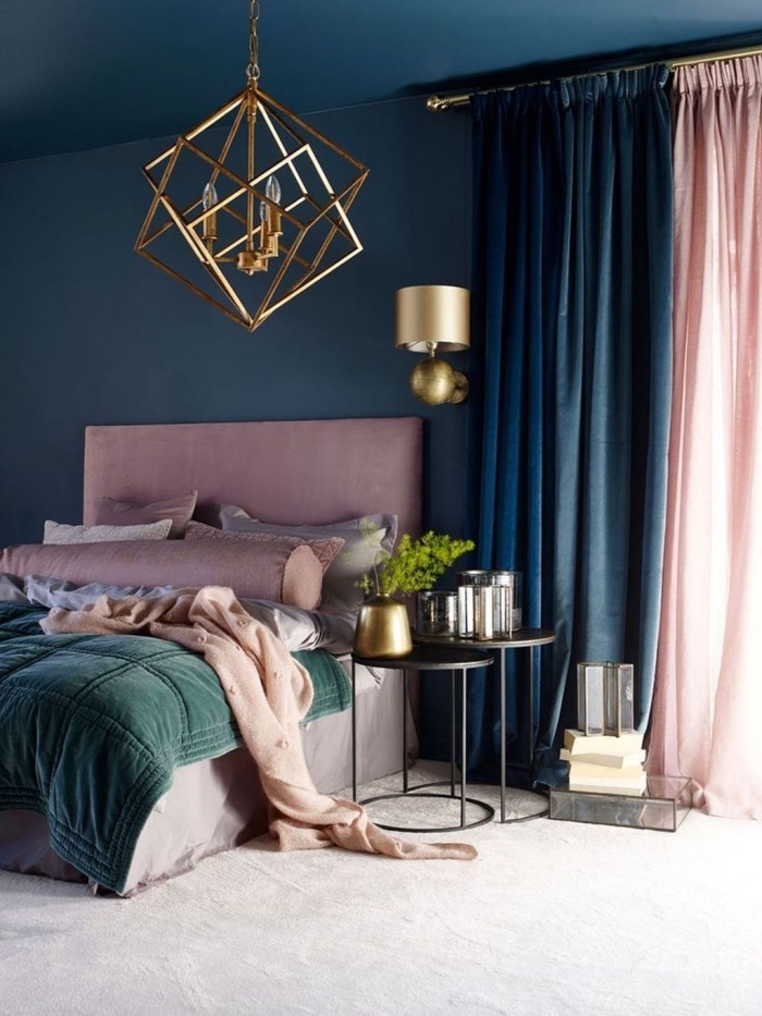 deco peinture chambre bleu et rose poudré avec accents dorés, modèle de table de chevet design contemporain en noir