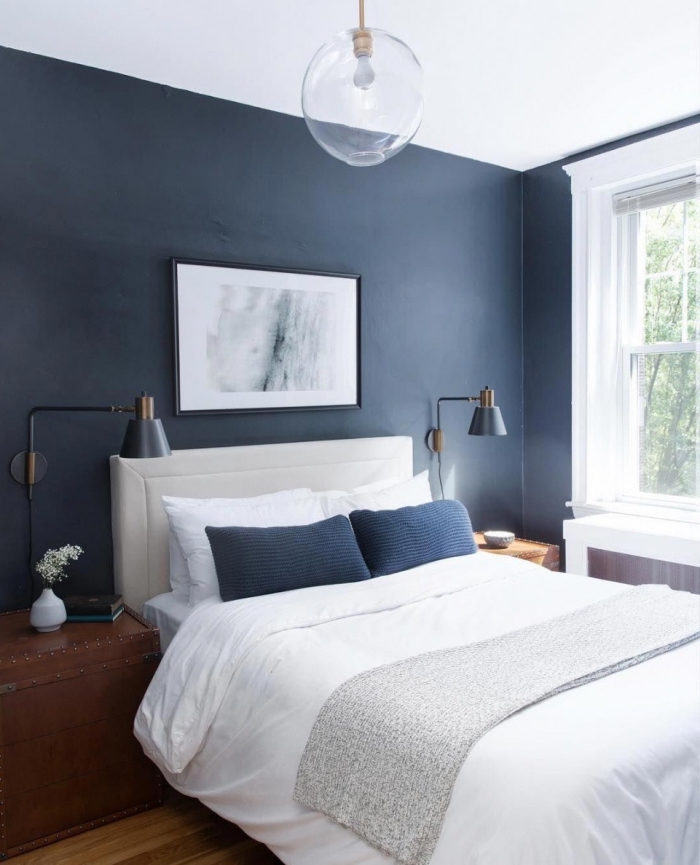 couleur pour chambre adulte moderne, décoration chambre à coucher bleu foncé et blanc avec meubles en bois foncé