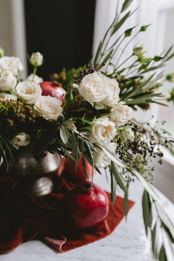 idée de centre de table pour noël à réaliser soi-même, diy composition florale avec roses blanches et grenades