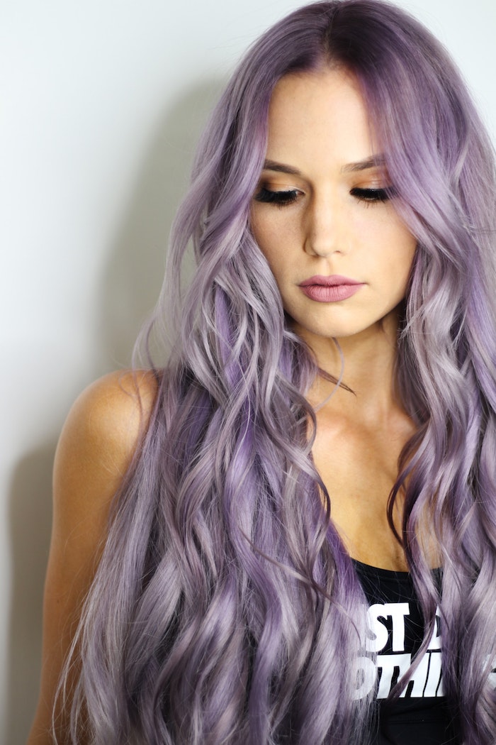 Tendance coiffure 2020, coupe de cheveux long femme, couleur violet sur cheveux longs ondulés 