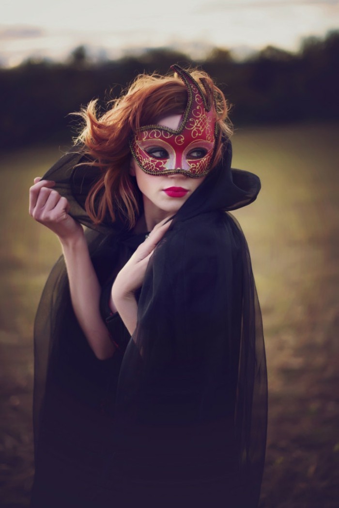 Femme masqué, rouge masque de venise et chaperon noir en tulle, déguisement de carnaval, comment s'habiller pour mardi gras