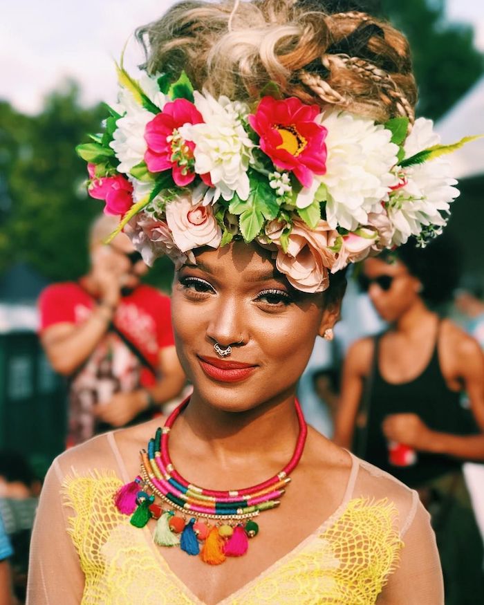 Couronne de fleurs de printemps avec fleurs artificielles, robe jaune dentelle, bijou style traditionnel, idée comment s'habiller pour un carnaval