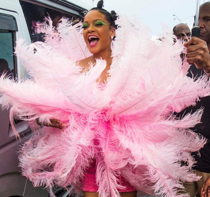 Le costume de Rihanna pour le carnaval de Rio de Janeiro, robe rose avec plumes Rihanna costume carnaval, le plus original déguisement de carnaval
