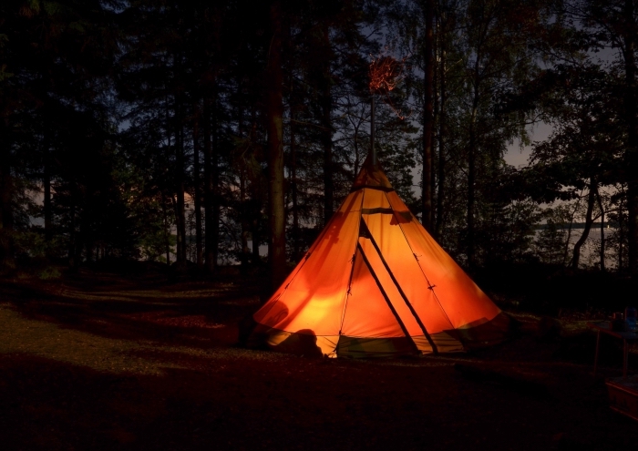 activité insolite couple, idée organisation d'un camping en couple, photographie de tente installée dans une forêt