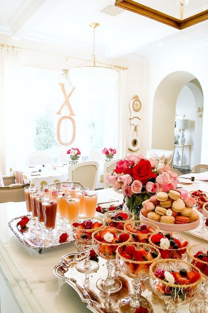Table bien décoré pour un galentine, après midi avec les meilleures amies, décoration saint valentin, journée romantique déco simple et jolie