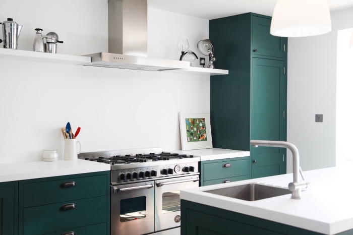 exemple de couleur complémentaire du vert dans une cuisine moderne, cuisine blanche avec meubles en vert foncé