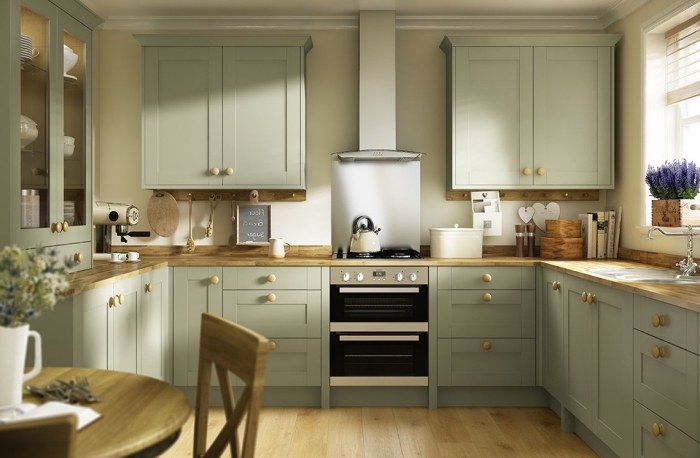 idée comment aménager une cuisine en U, décoration de cuisine avec meubles en vert et plan de travail en bois