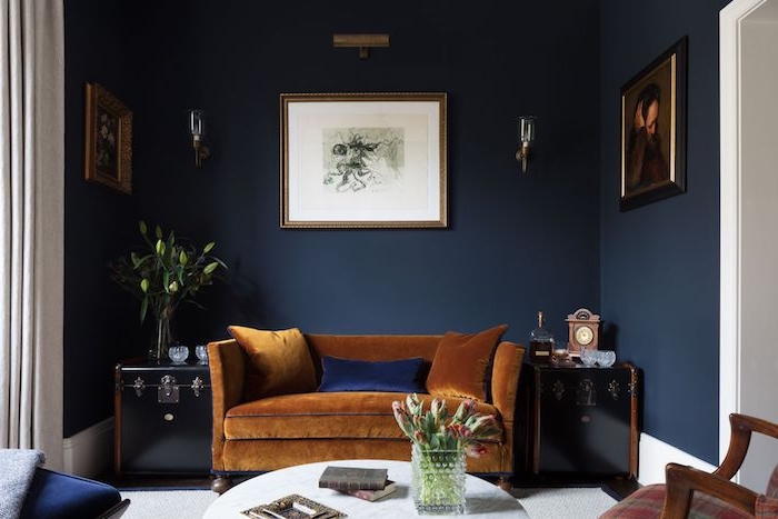 salon bleu nuit original avec canapé marron, mur de fond bleu foncé, couleur tendance 2020 peinture, deco vintage chic