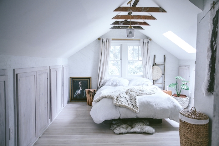 comment aménager une pièce sous pente aux murs clairs et sol en bois, modèle de chambre gris et blanc avec accents bois