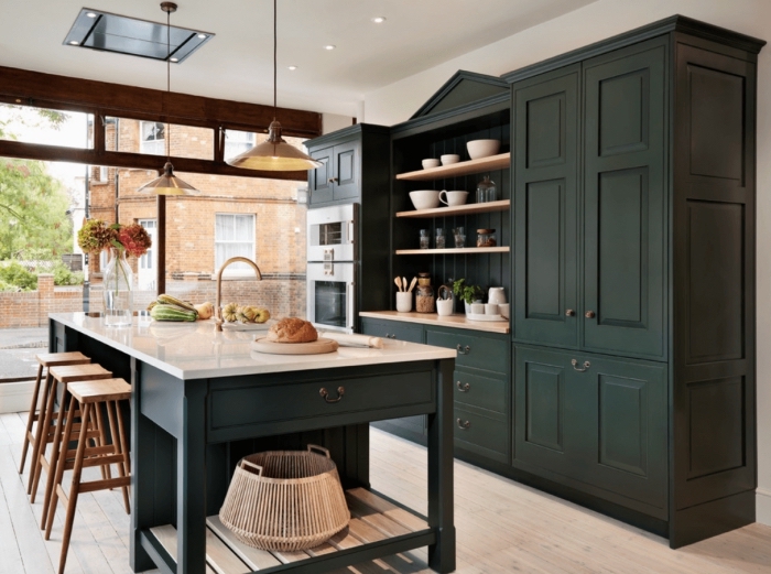 design intérieur moderne dans une cuisine aux murs blanches avec îlot, modèles de meubles de cuisine de couleur vert de gris