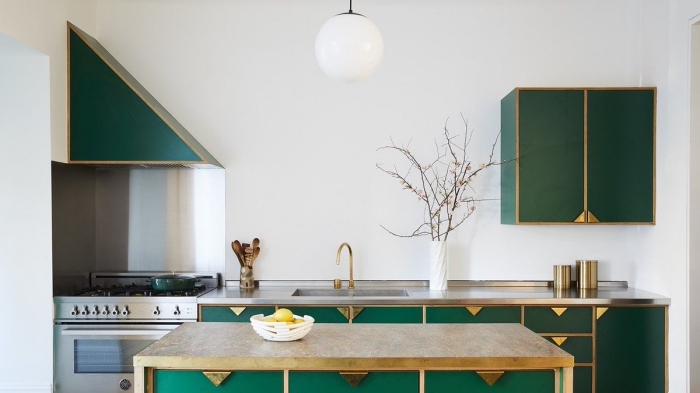 couleur complémentaire du vert dans une petite cuisine, modèle de cuisine en longueur aux murs blancs avec accents inox