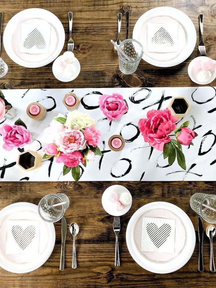 Centre de table original avec fleurs et bougies, chemin de table xo blanc et noir, table en bois, coeur st valentin, comment décorer pour la fête de saint valentin