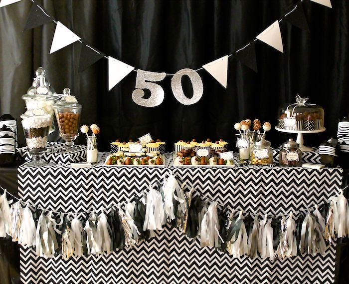 guirlande fanions et lettres 50 ans, idee deco de table anniversaire nappe motif chevron, candy bar bonbons, petits gateaux, fond noir