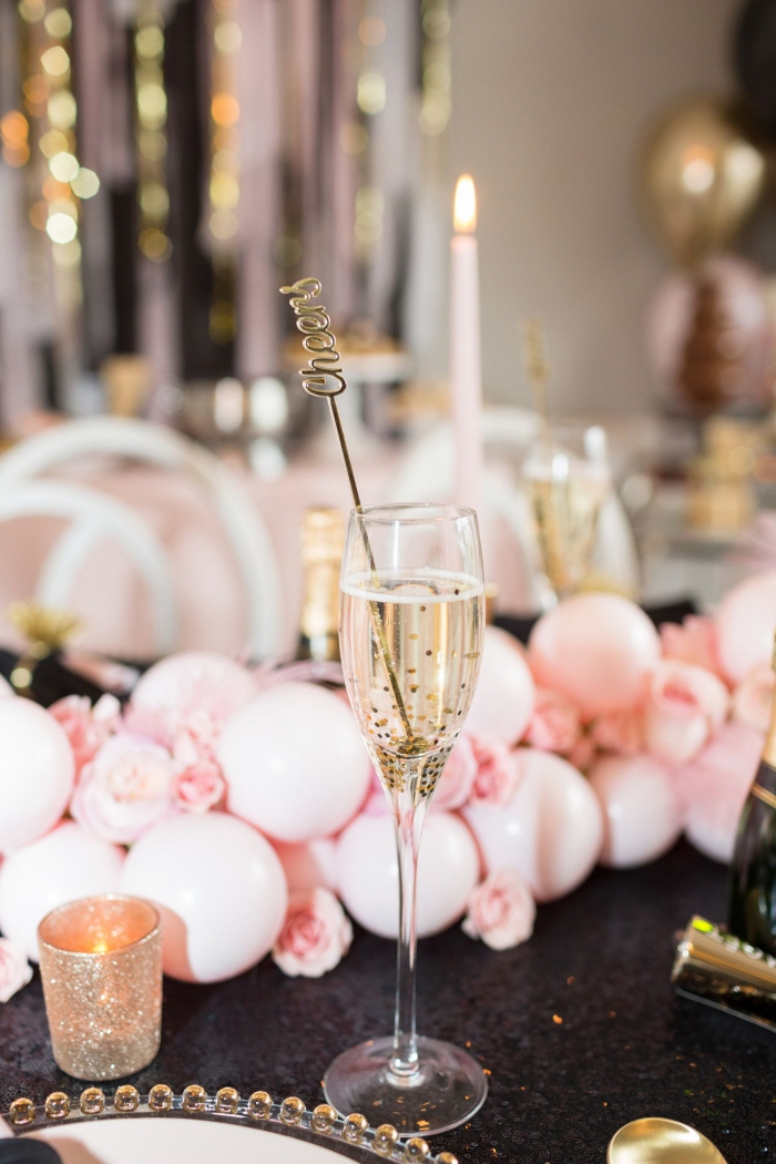 idée de décoration table anniversaire adulte chic et glamour avec vaisselle et couverts dorés et centre de table en ballons rose pastel