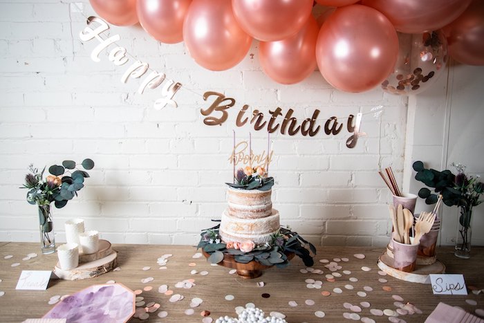 theme anniversaire 30 ans rustique chic, arche de ballons, gateau avec deco naturelle et branches feuilles, confettis de papier