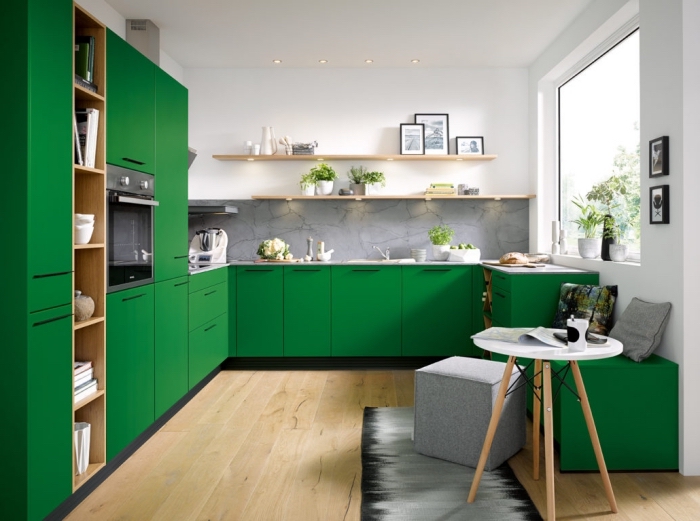 couleur peinture cuisine blanche combinée avec armoires en vert et accents en bois et nuances de gris clair et foncé