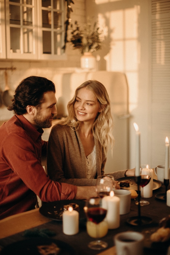 activité a faire en couple, comment bien organiser un dîner romantique à la maison avec une déco de table à bougies