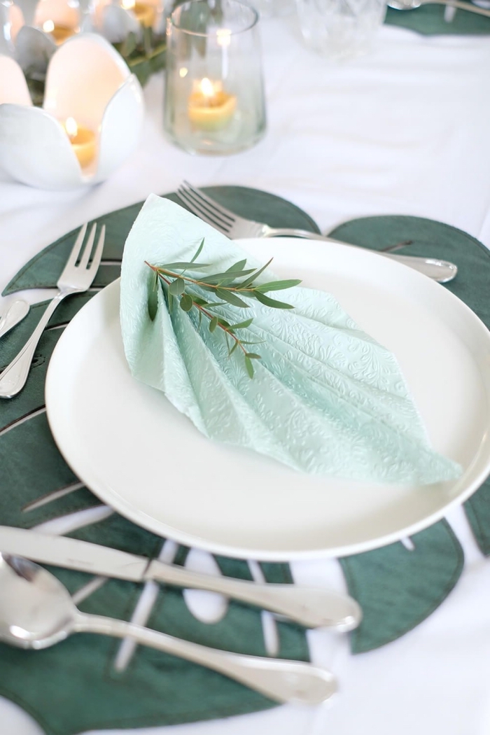décoration de table naturelle en couleur blanc et vert avec couverts en argent et bougies, idée de pliage serviette rapide en forme de feuille pliage serviette papier