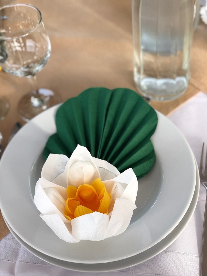 modèle de pliage de serviette en papier facile fleur, déco de table avec serviette en forme de lotus avec feuille en accordéon