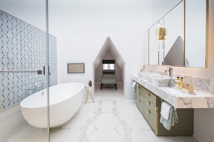Baignoire ovale salle de bain en marbre, design d'intérieur stylé pour une grande pièce, grand miroir placard double meuble lavabo