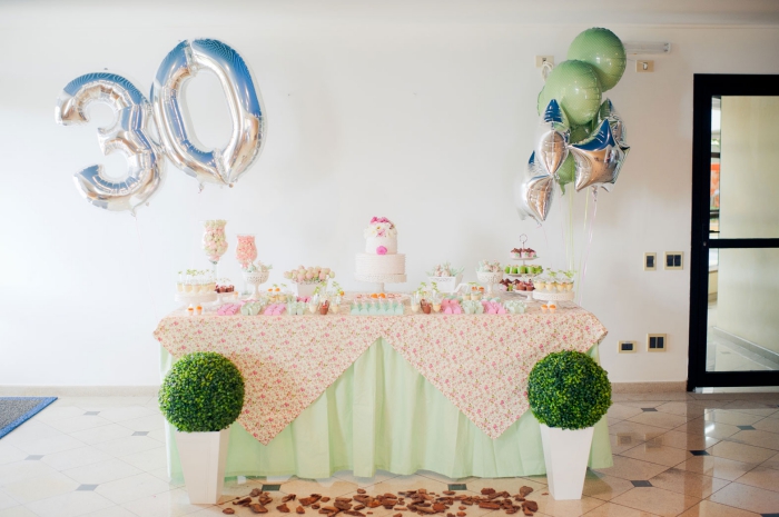 comment organiser un anniversaire inoubliable 30 ans, décoration party à la maison en couleurs pastel et ballons hélium