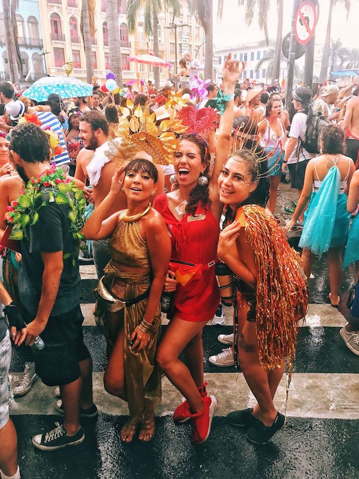 Amis habillées pour la fête, carnaval mardi gras en amerique latin, deguisement de groupe, déguisement de carnaval pour les amies 