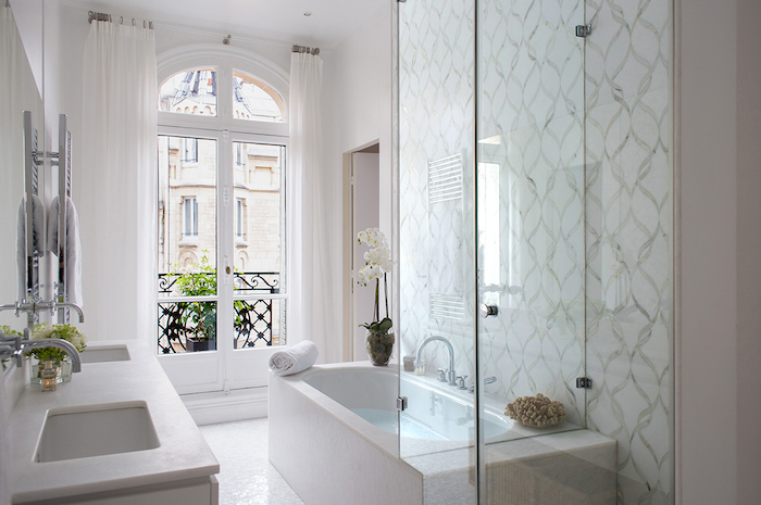 Grande porte fenetre avec vue de la rue, baignoire et espace pour douche, rénovation salle de bain grand espace, choisir le marbre blanc