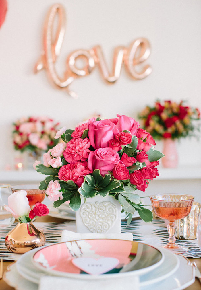 Amour ballon rose doré, vase avec fleurs de printemps, deco table st valentin, décoration saint valentin, assiettes colorés et marque table à la forme de coeur