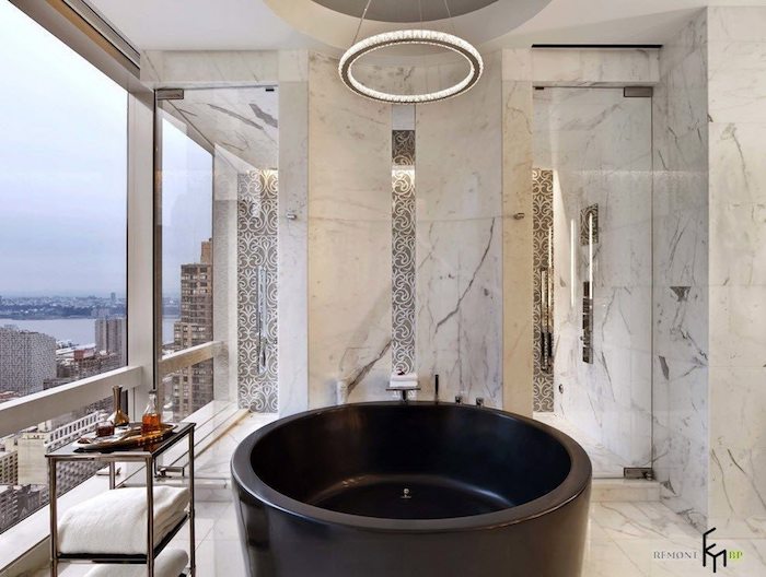 Ronde baignoire noire, idée salle de bain moderne luxueuse dans un appartement haut etage, comment faire un bon aménagement interieur
