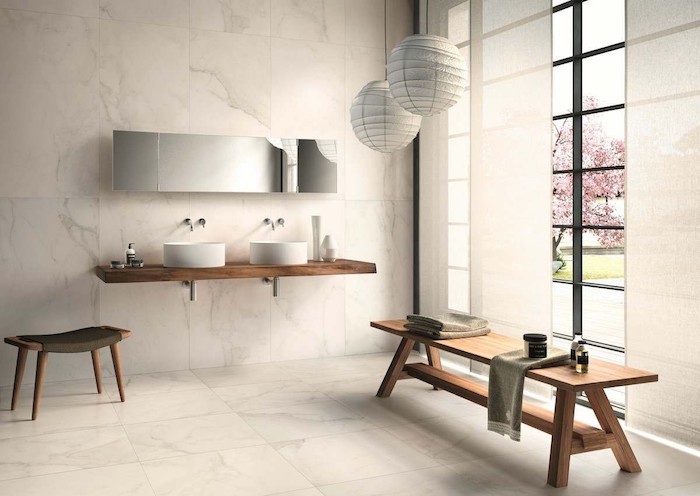 Banc en bois pour ranger les serviettes salle de bain marbre et bois, décorer sa salle de bain moderne
