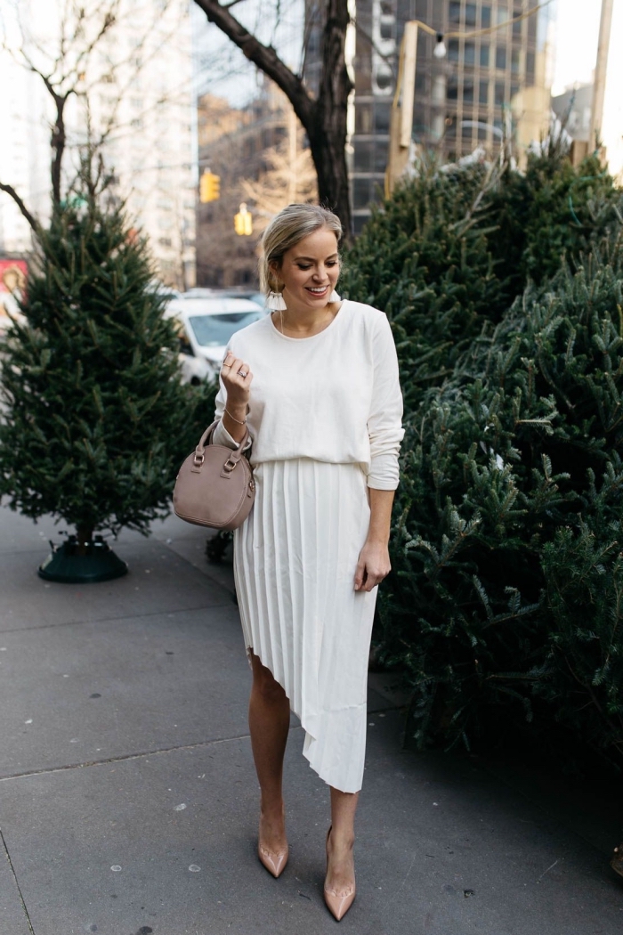 idée de tenue chic femme pour l'hiver en jupe asymétrique avec blouse blanche et chaussures haute de nuance nude