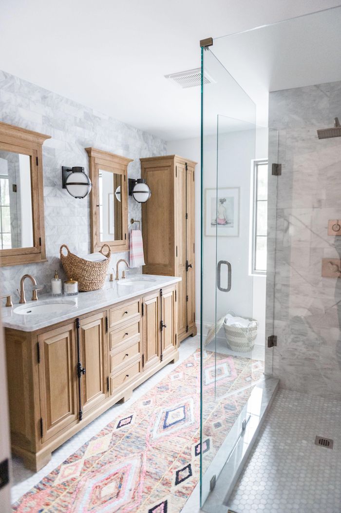 Bois commode avec deux lavabos, deux miroirs, salle de bain avec tapis long style oriental, inspiration salle de bain en marbre blanc