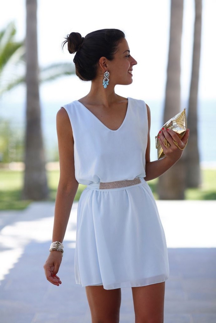comment bien s'habiller pour une cérémonie en robe blanche femme courte avec ceinture dorée et bijoux en or