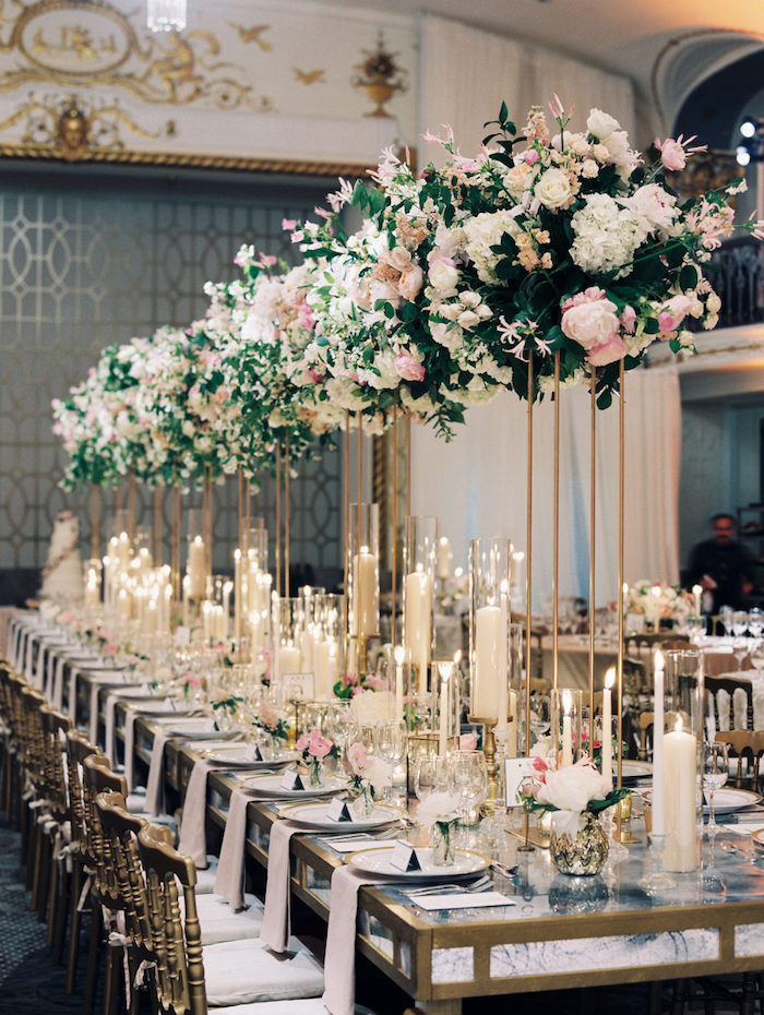 composition florale mariage en hauteur, centre de table en bougies, accents dorés, décoration table mariage originale