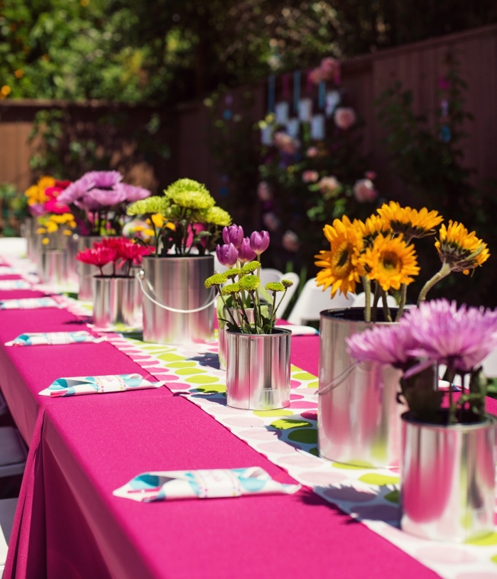 exemple comment décorer une table d'anniversaire en plein air avec bouquets de fleurs et serviettes pliées en poche