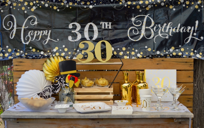 organiser un party inoubliable sur theme anniversaire 30 ans, déco fête en blanc et noir avec accents dorés et bois