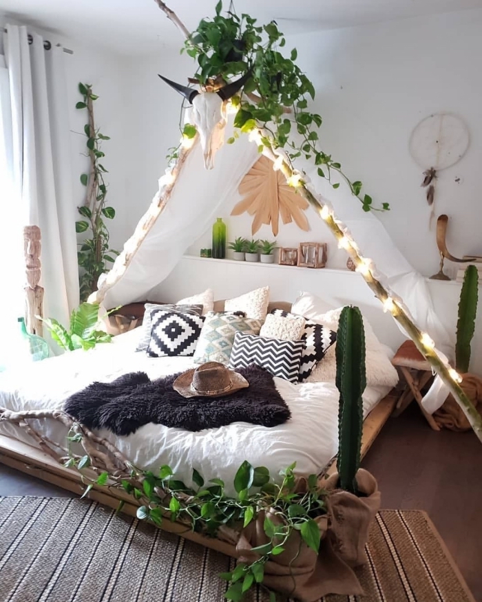 déco chambre cocooning avec éléments de style bohème chic, idée comment décorer un lit baldaquin avec rideaux et plantes
